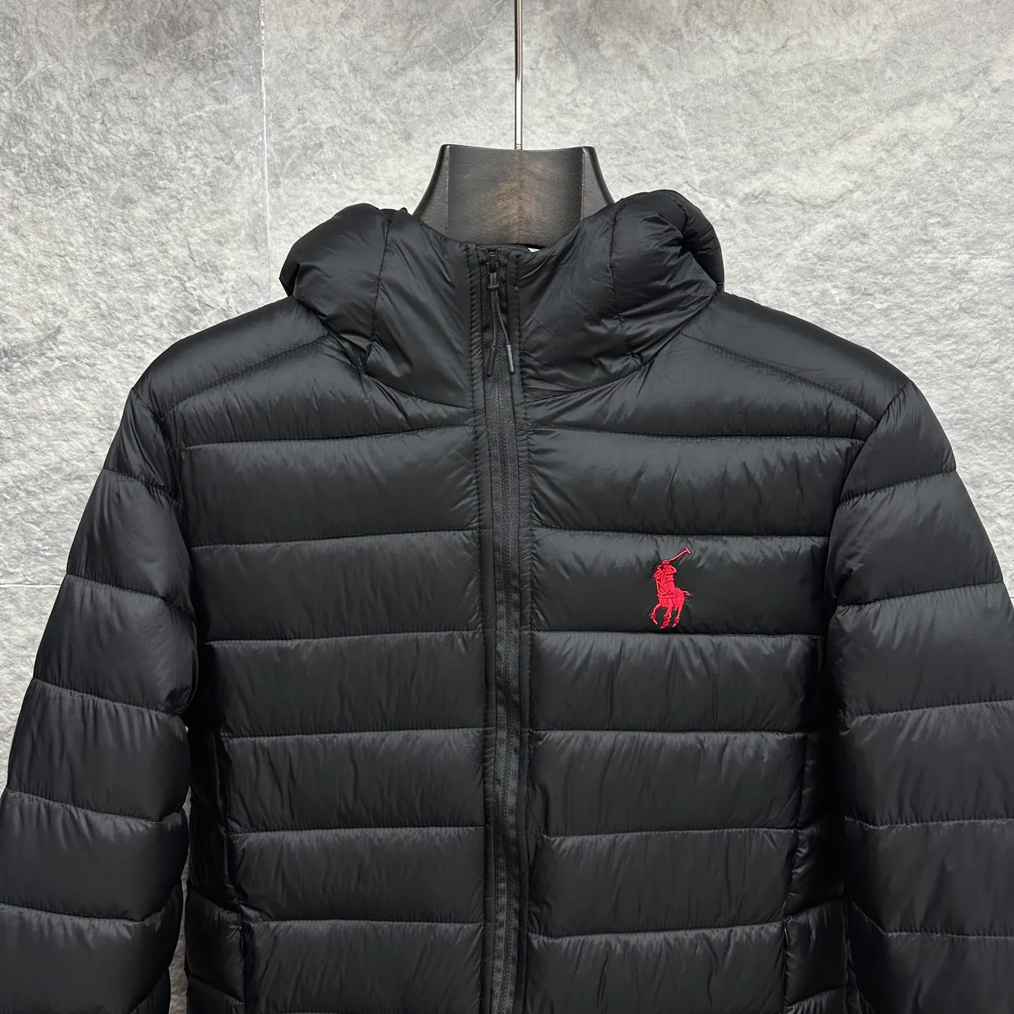 P430 Ralph Lauren 2025 new embroidered logo couple's cotton jacket (removable hood) 🍃High version top quality🍃 💯Using polyester fiber composite custom fabric, excellent breathability, original custom hardware molding, original custom lining all inside, non-pilling, wear-resistant, comfortable and soft, highly wrinkle-resistant, a couple's cotton jacket, original main wheat washed tag packaging👍 Size: M-3XL Color: black